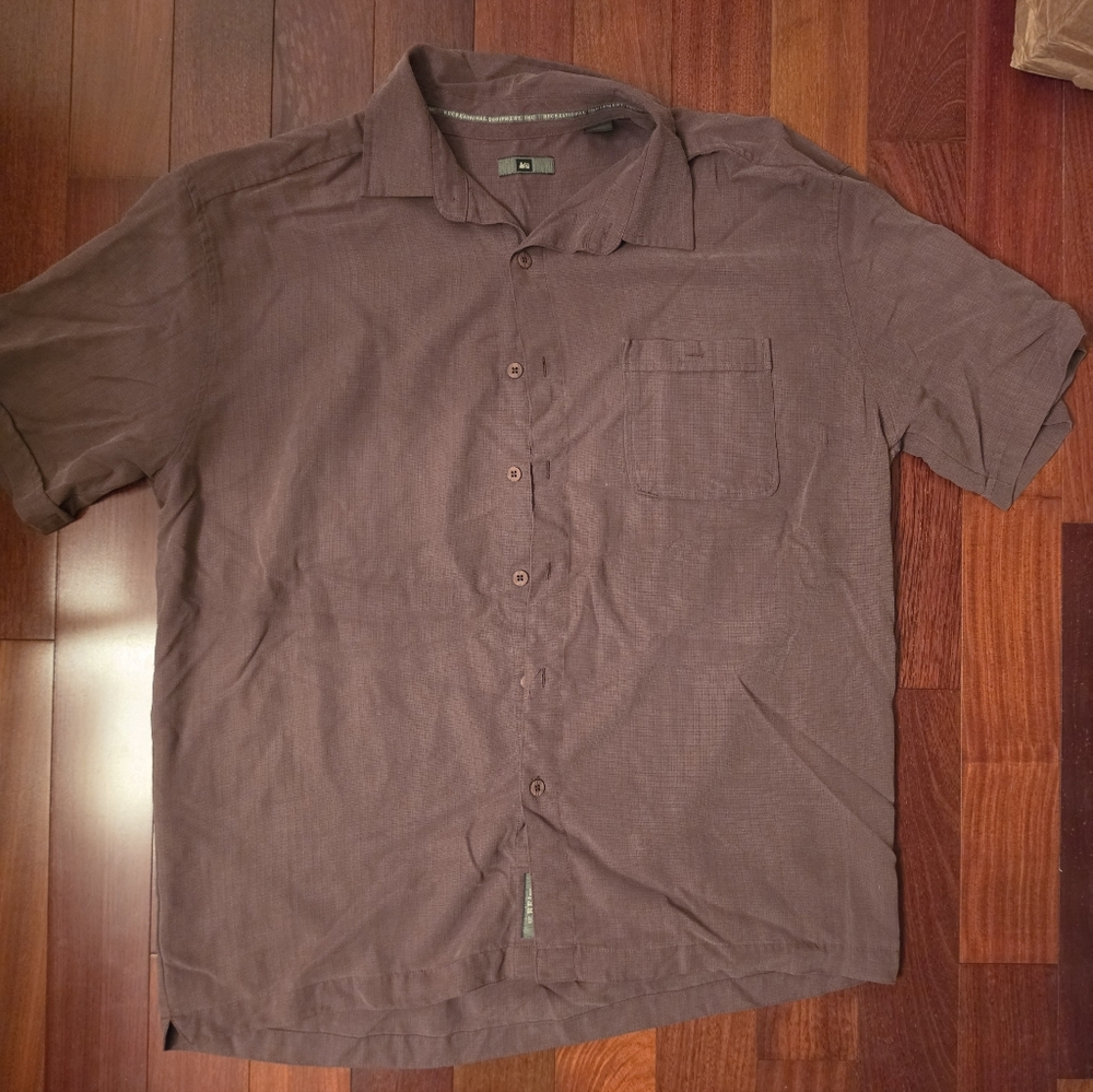 Mens REI Brown Short Sleeve Button Down. EUC  Size Large